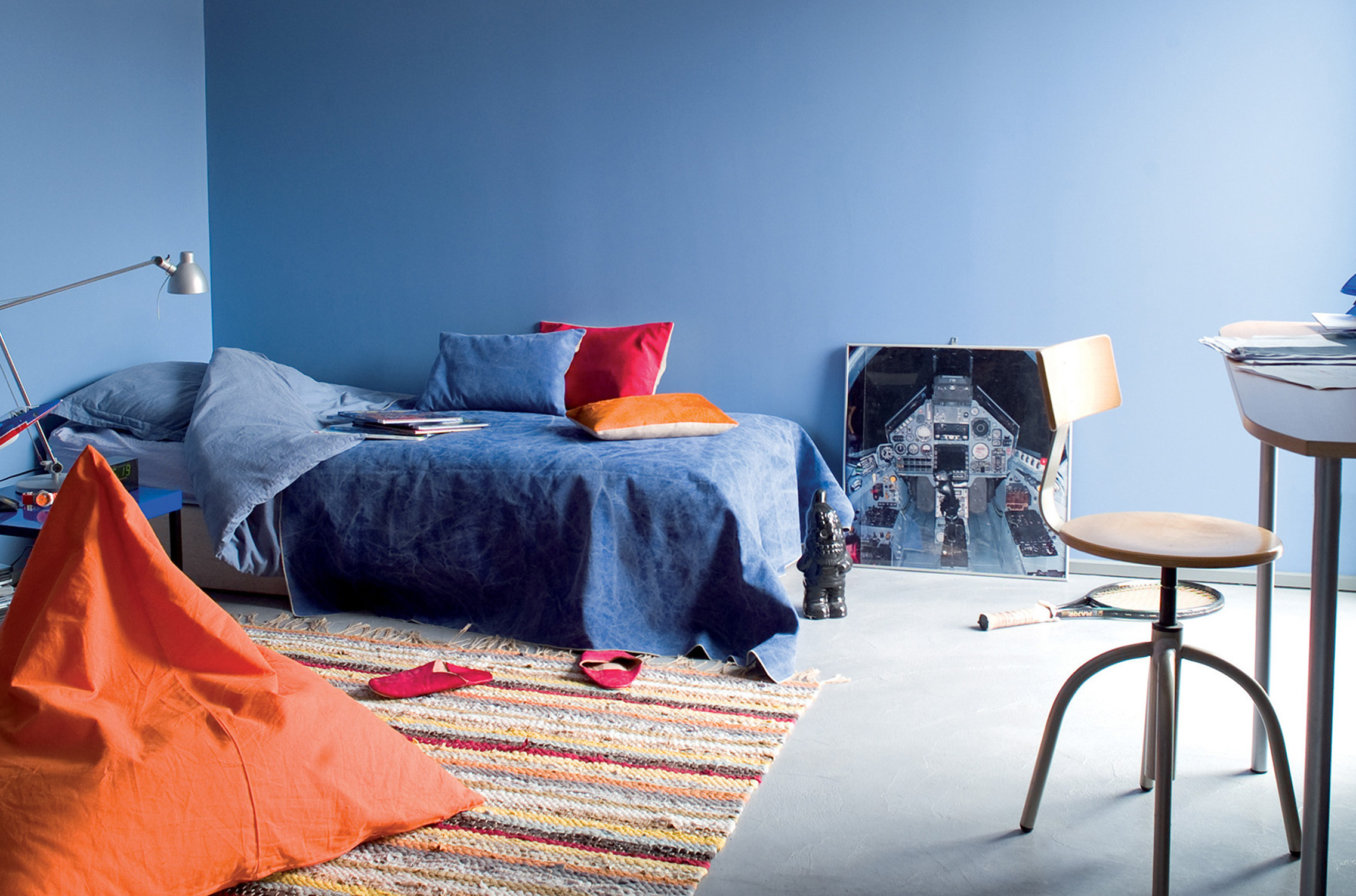 Total look bleu avec la peinture « Totem-Nympheas chez Tollens »