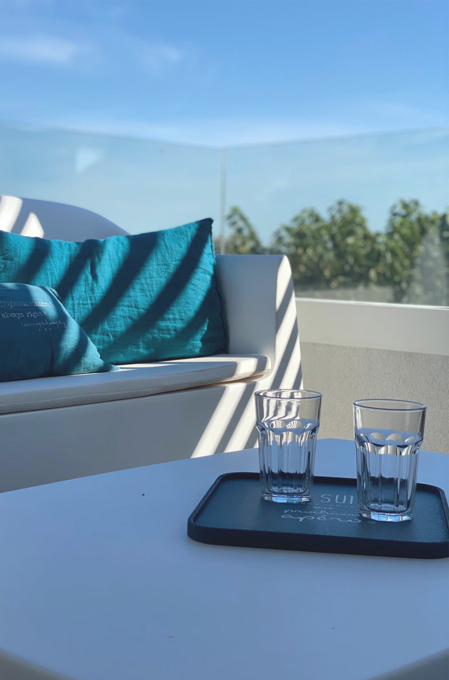 La couleur des coussins rappelle le bord de mer