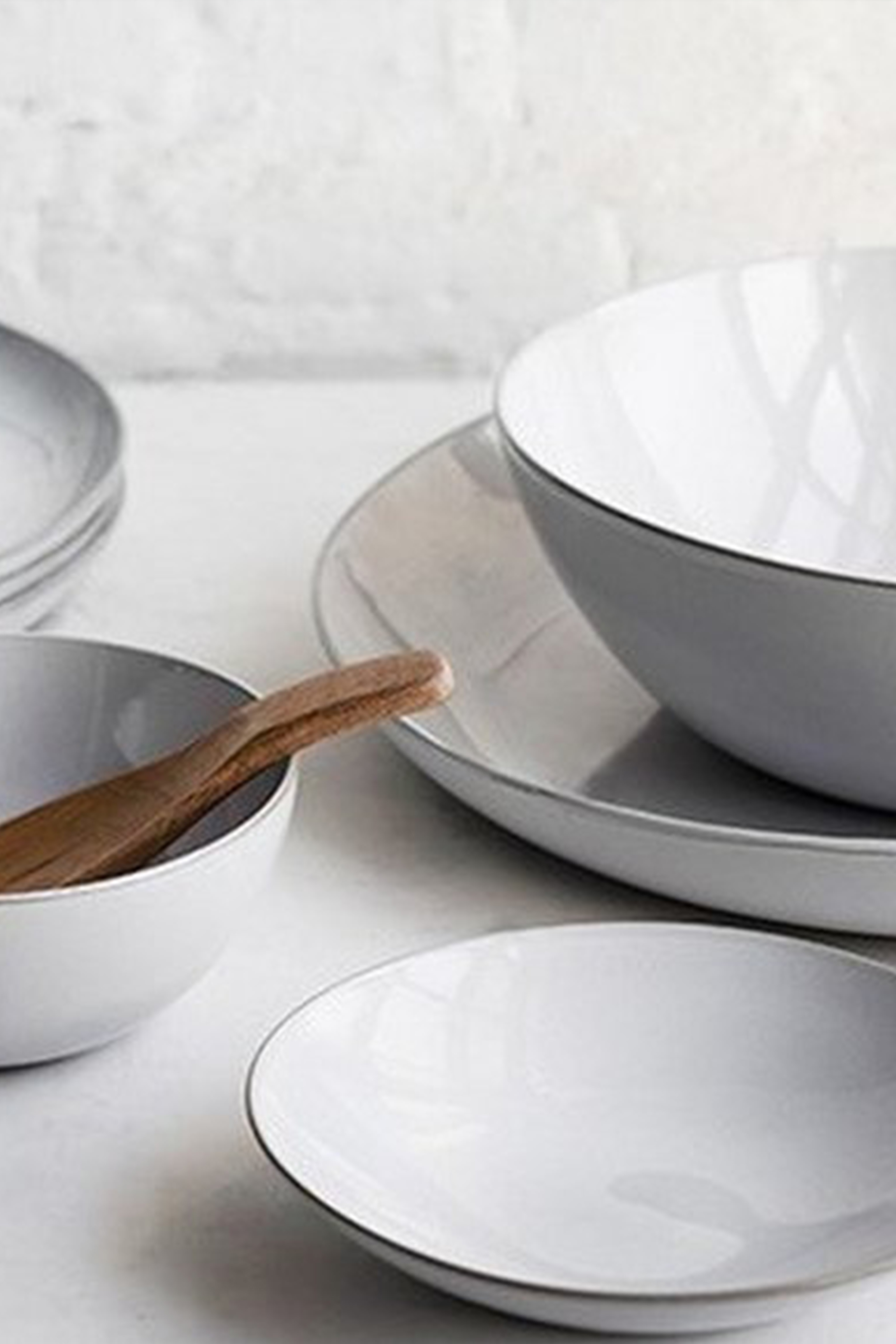Assiettes blanches en grès, Serax